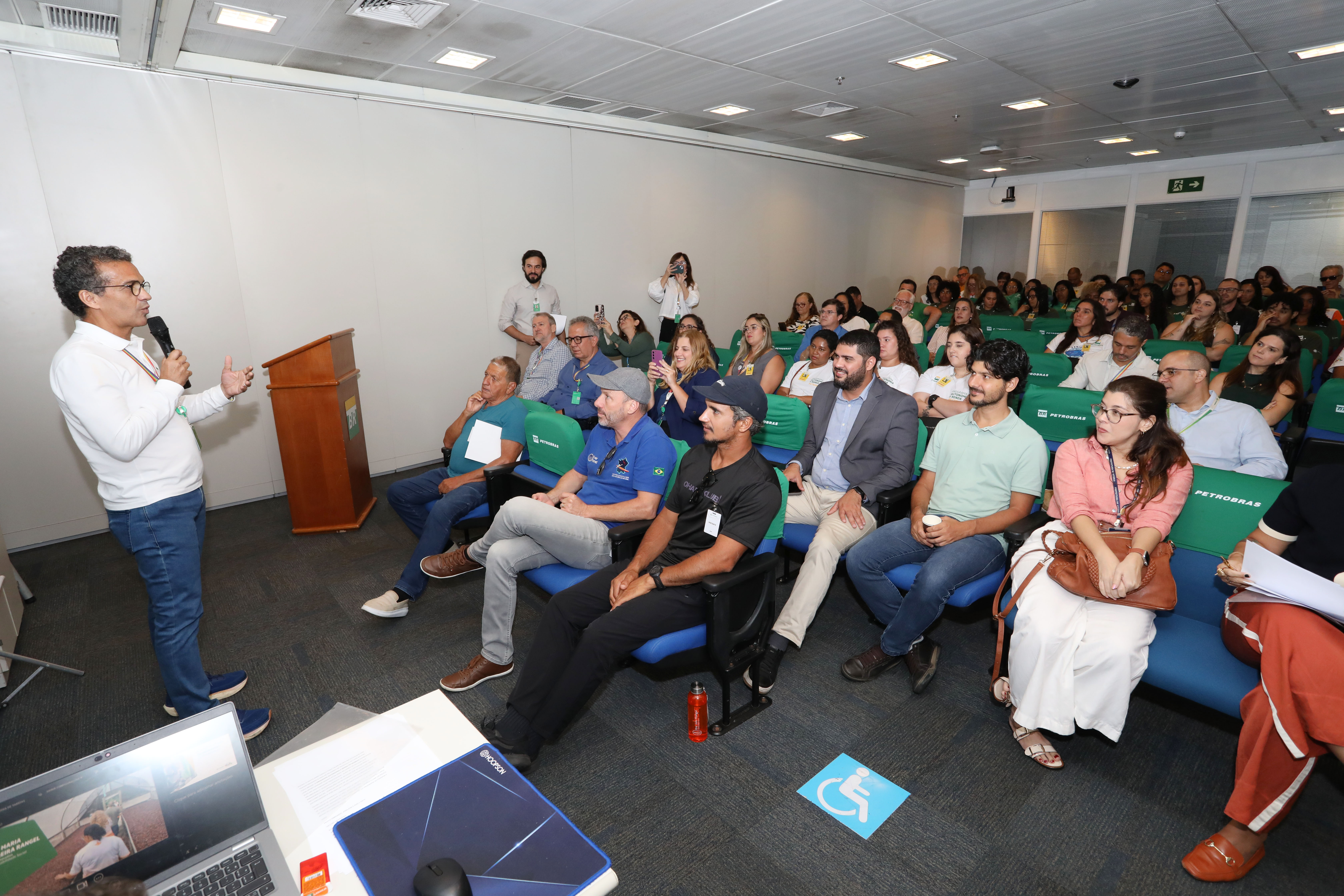 O Gerente Executivo de Responsabilidade Social da Petrobras, José Maria Rangel, na cerimônia de assinatura de quatro novos projetos socioambientais no ES